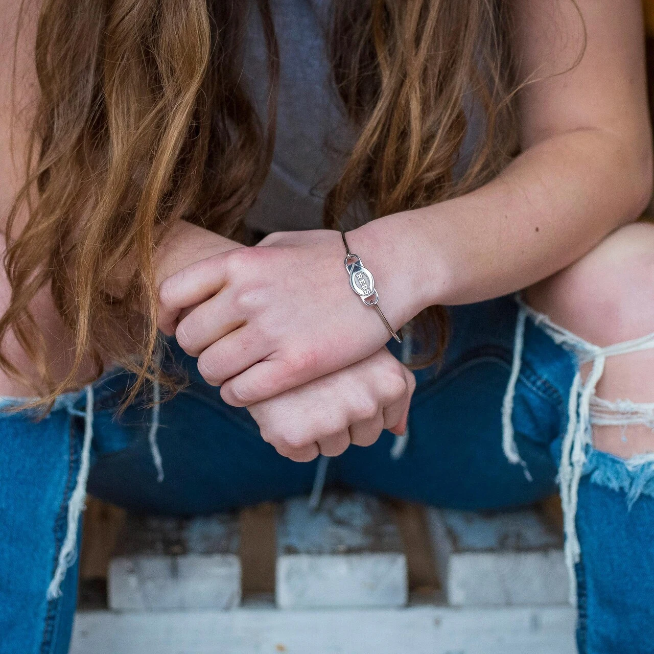 LogoArt Women's Cincinnati Reds Silver Logo Bangle Bracelet - Image 2